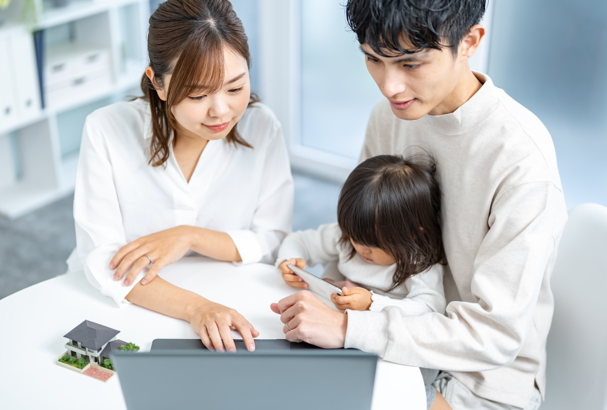 住宅購入をはじめて検討する夫婦のイメージ