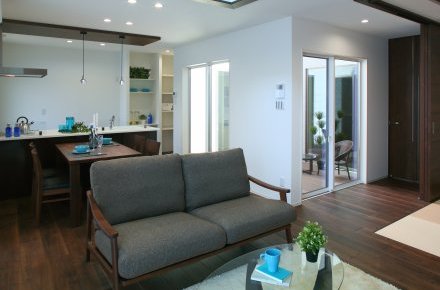 緑と光と風を楽しめる贅沢なプライベート空間『中庭のある家』